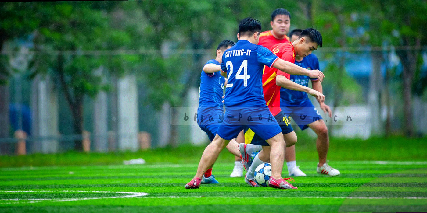 从左下方向右上方延伸的时间轴，六个霓虹青节点对应关键年份，沿线带刻度与斜向连线